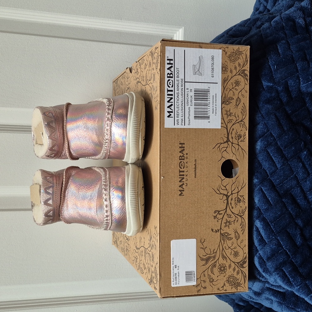 Manitobah Leather Reflections Ankle Boot Size 8 In Pink Illusion, New In Box! - Picture 3 of 16